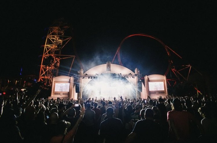 The crowds at Rock the Universe